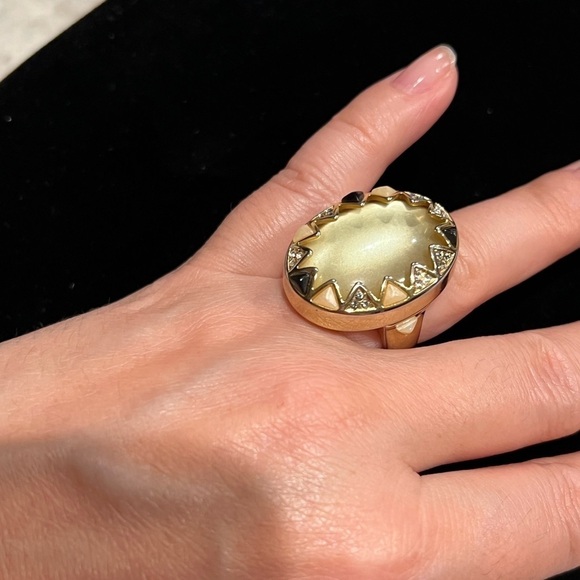 House of Harlow Statement Cocktail Ring gold tone and pale yellow stone, size 7 - Picture 4 of 16